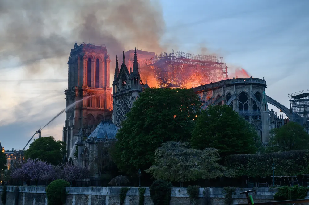 ノートルダム大聖堂が燃え上がる。ノートルダム大聖堂の火災、パリ、フランス-2019年4月15日