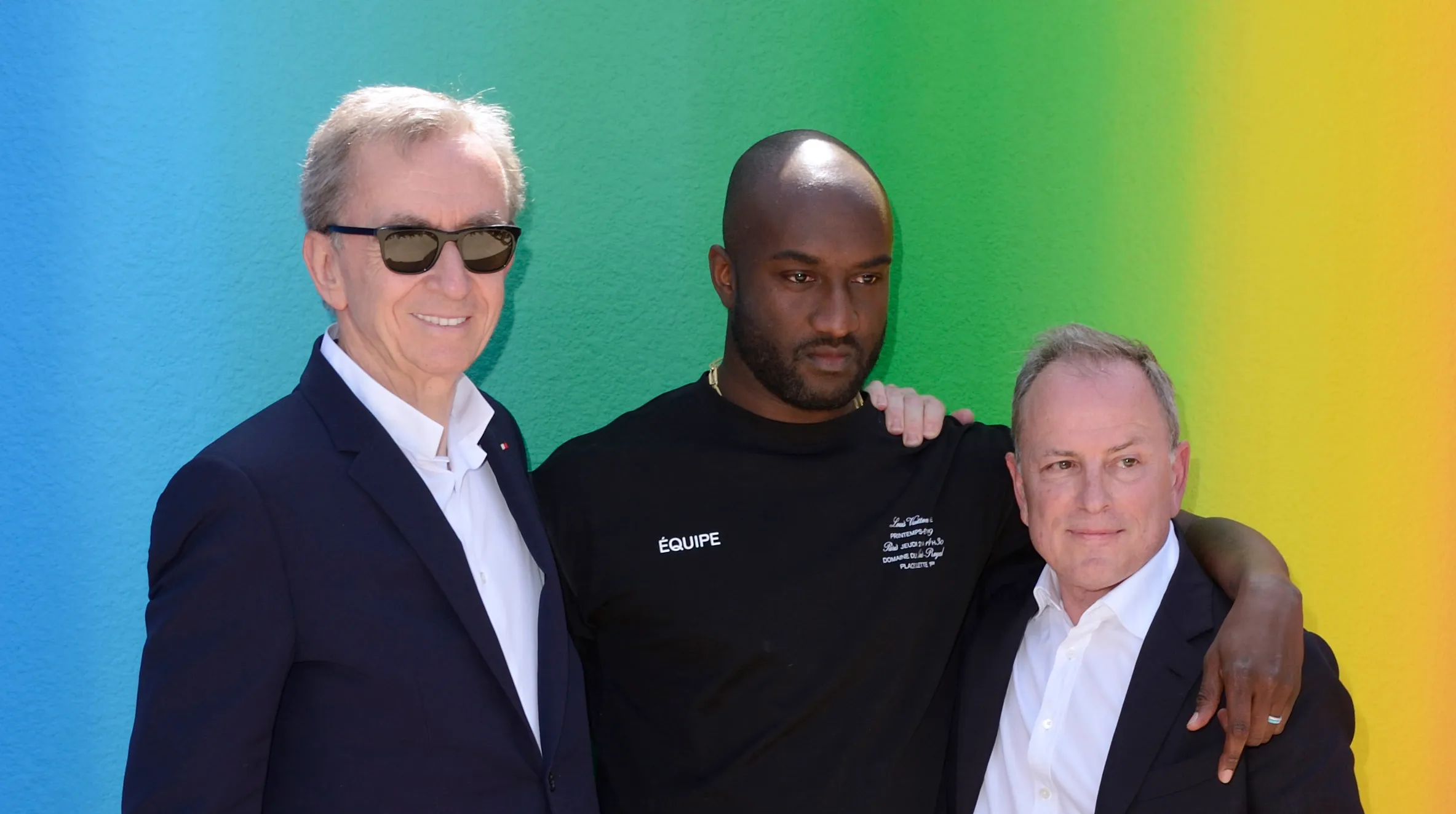 LVMH Luxury GroupのオーナーであるBernard Arnault、スタイリストのVirgil Abloh、Louis VuittonのCEOのMichael Burkeが、2018年6月21日に開催されたパリファッションウィークの一環として行われたLouis Vuitton Menswear Spring Summer 2019ショーに出席しています。写真：Aurore Marechal/Abaca/Sipa USA（Sipa via AP Images）